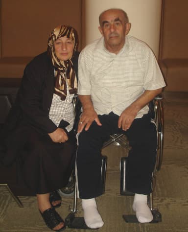 <strong><font face="Arial" size="2">8-10 &Uuml;nite Kan Verildi<br /><br /></font></strong><span><font face="Arial" size="2" color="#000000">Hastanın acil servise baygın olarak geldiğini s&ouml;yleyen <strong>Prof. Dr. Hayati &Ouml;zkan</strong>, Asım Kopuz&rsquo;a yapılan m&uuml;dahaleyle ilgili şu bilgileri paylaştı: &ldquo; Hasta hastanemize geldiğinde tansiyon ve nabzı alınamayacak kadar yavaşlamıştı. Hastamızı vakit kaybetmeden bilgisayarlı tomografiye aldık. Tomografide, karın i&ccedil;indeki aort damarının genişleyerek sırt b&ouml;lgesi i&ccedil;indeki yağ dokusuna doğru kanadığını tespit ettik ve hastayı hızlıca ameliyata aldık. D&ouml;rt saat s&uuml;ren ameliyat ile hastanın yırtılan aort damarını yapay damarla değiştirdik.&rdquo;<br /><br /></font></span><span><font face="Arial" size="2" color="#000000">Ameliyat esnasında hastaya yaklaşık 8-10 &uuml;nite kan vererek normal d&uuml;zeyin &ccedil;ok altında olan kan d&uuml;zeyini y&uuml;kselttiklerini de ifade eden <strong>Prof. Dr. &Ouml;zkan</strong>, b&ouml;ylelikle hastanın tansiyon ve nabzını normal seviyeye getirdiklerini belirtti.<br /><br /></font></span><font color="#ff6600"><font face="arial,helvetica,sans-serif" size="2"><font color="#000000"><strong>Yoğun Bakımda Zorlu 10 G&uuml;n<br /></strong></font><br /></font></font><span><font face="arial,helvetica,sans-serif" size="2" color="#000000">Başarılı ge&ccedil;en ameliyat sonrasında yoğun bakım &uuml;nitesine alınan Asım Kopuz, 10 g&uuml;n s&uuml;resince burada takip edildi. Acıbadem Bursa Hastanesi Yoğun Bakım Bakım &Uuml;nitesi&rsquo;nde&nbsp;Prof. Dr. Ferda Kahveci</font><font face="arial,helvetica,sans-serif" size="2" color="#000000">&nbsp;sorumluluğunda yoğun bakım tedavisi y&uuml;r&uuml;t&uuml;len Kopuz, beş g&uuml;n yapay solunum cihazında izlendi. Bozulan b&ouml;brek ve akciğer fonksiyonları d&uuml;zenlendi. Rehabilitasyon, yapay beslenme, antibiyotik ve ger&ccedil;ekleştirilen diğer tıbbi tedaviler sonucunda genel durumu &ouml;nemli &ouml;l&ccedil;&uuml;de d&uuml;zeldi.<br /><br /></font></span><font color="#000000"><font face="arial,helvetica,sans-serif" size="2">Yoğun bakımın ardından kısa bir s&uuml;re de kalp damar cerrahisi kliniği b&uuml;nyesinde tedavisi devam eden Kopuz, 15. g&uuml;n&uuml;n sonunda sağlığına kavuşarak taburcu oldu.</font></font>