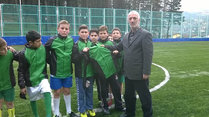 Sapanca Belediyesi minik sporculara malzeme dağıttı