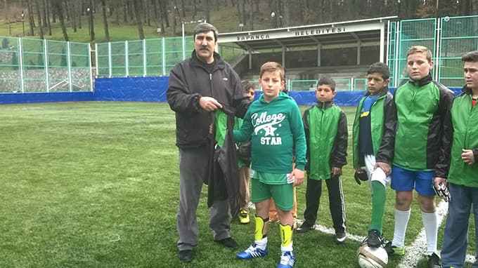 Sapanca Belediyesi minik sporculara malzeme dağıttı