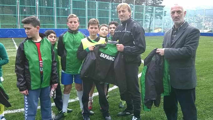 Sapanca Belediyesi minik sporculara malzeme dağıttı