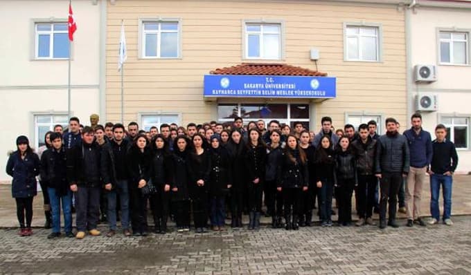 Üniversitelilerden Özgecan cinayetine 'siyah' tepki