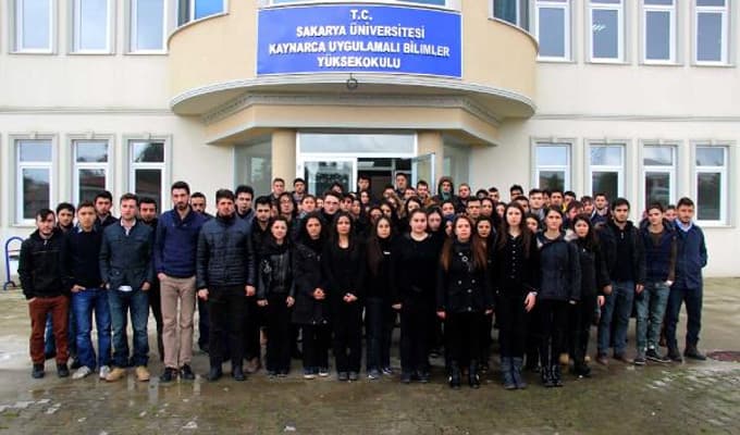Üniversitelilerden Özgecan cinayetine 'siyah' tepki
