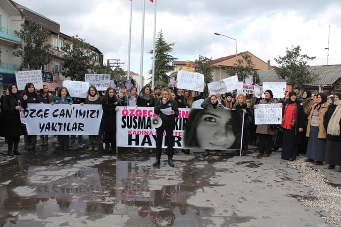 Akyazı MYO öğrencileri Özgecan için toplandı