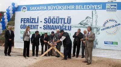 <p><font face="arial,helvetica,sans-serif" size="2">T&ouml;rende konuşan B&uuml;y&uuml;kşehir Belediye Başkanı Aziz Duran, suya yapılan yatırımın, geleceğe yapılan yatırım olduğunu s&ouml;yledi. Sapanca'nın arıtılmış suyunun uzun mesafeler kat ederek bu b&ouml;lgeye ulaştırıldığını anlatan Duran, <font color="#333399">&quot;24 yerleşim b&ouml;lgemiz şu andan itibaren temiz i&ccedil;me suyuna kavuşuyor. İnşallah uzun yıllar b&ouml;lge insanımız su sorunu yaşamayacak.&quot;</font> dedi. </font></p><p><font size="2"><font face="arial,helvetica,sans-serif">B&ouml;lgede uzun yıllardır su sorununun yaşandığını kaydeden AK Parti Sakarya Milletvekili Ayhan Sefer &Uuml;st&uuml;n ise projenin tamamlanmasıyla birlikte b&ouml;lge insanının arıtılmış temiz suya kavuştuğunu ifade etti. &Uuml;st&uuml;n, şunları s&ouml;yledi: <font color="#333399">&quot;Bug&uuml;n tarihi bir g&uuml;n yaşanıyor. Bu b&ouml;lge ben bildim bileli su sorunu yaşıyordu. Artık insanlarımız arıtılmış su i&ccedil;ecekler, temiz su kullanacaklar. Başta B&uuml;y&uuml;kşehir Belediye Başkanımız olmak &uuml;zere emeği ge&ccedil;en herkese teşekk&uuml;r ediyorum&quot; </font></font></font></p><p><font face="arial,helvetica,sans-serif" size="2">Sakarya Valisi H&uuml;seyin Atak da Sakarya'nın il&ccedil;eleriyle, beldeleriyle hızla geliştiğini vurguladı. B&uuml;y&uuml;kşehir Belediyesi'nin &ccedil;ok &ouml;nemli projelere imza attığını ve yeni yeni projeleri de hayata ge&ccedil;irdiğini belirten Atak,<font color="#333399"> &quot;Bug&uuml;n burada 24 yerleşim b&ouml;lgemizin suya kavuşmasının sevincini yaşıyoruz. Bu g&uuml;zel projenin hayata ge&ccedil;mesinde emek sarf eden B&uuml;y&uuml;kşehir Belediye Başkanımıza, ADASU Genel M&uuml;d&uuml;rl&uuml;ğ&uuml;m&uuml;ze ve emeği ge&ccedil;en herkese teşekk&uuml;r ediyorum. B&ouml;lge halkımıza da hayırlı uğurlu olmasını temenni ediyorum&quot;</font> diye konuştu.</font></p>