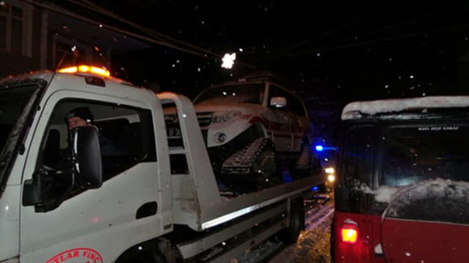 Sapanca'da ambulans kara saplandı