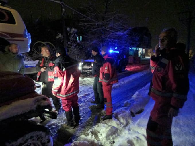 Sapanca'da ambulans kara saplandı