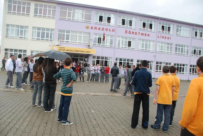 Akyazı'da kantin işletmecisinden umre hediyesi