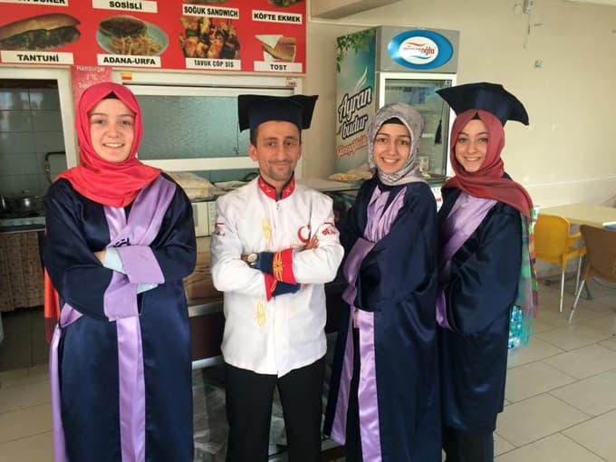 Akyazı'da kantin işletmecisinden umre hediyesi