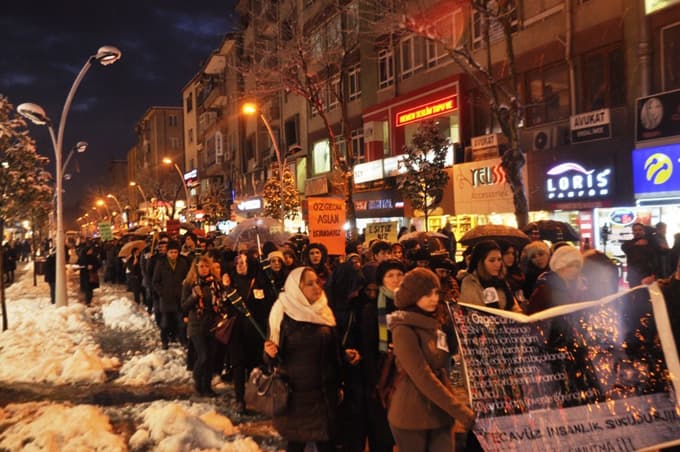 Yoğun kar yağışına rağmen kadınlar Özgecan için yürüdü