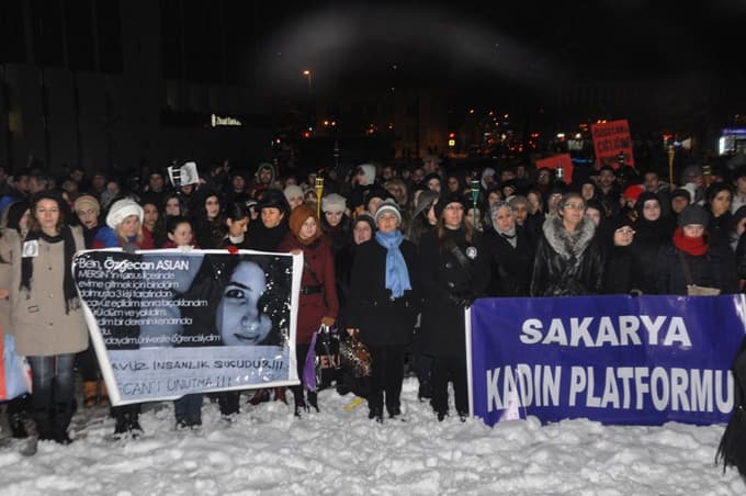 Yoğun kar yağışına rağmen kadınlar Özgecan için yürüdü