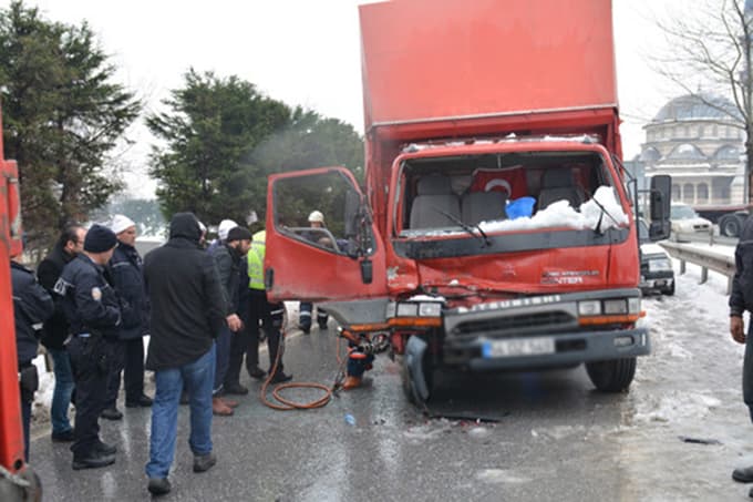 TIR'ın dorsesine çarpan kamyonette sıkıştı