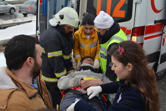 TIR'ın dorsesine çarpan kamyonette sıkıştı