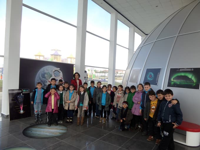 Bekir Sıtkı Durgun İlkokulu öğrencileri Planetaryum'u gezdi