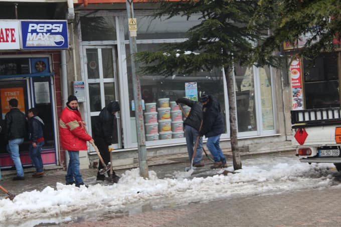 Ferizli'de karla mücadele çalışmaları devam ediyor