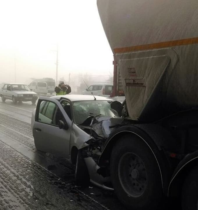 Otomobil beton miksere çarptı:2 yaralı