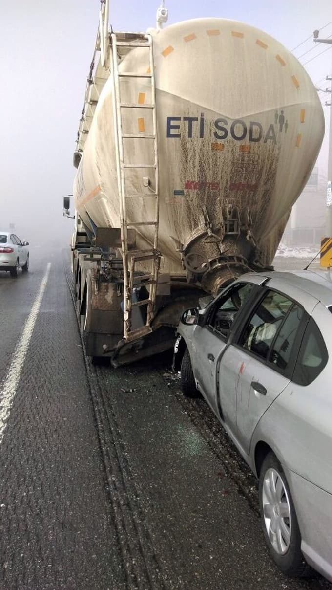Otomobil beton miksere çarptı:2 yaralı
