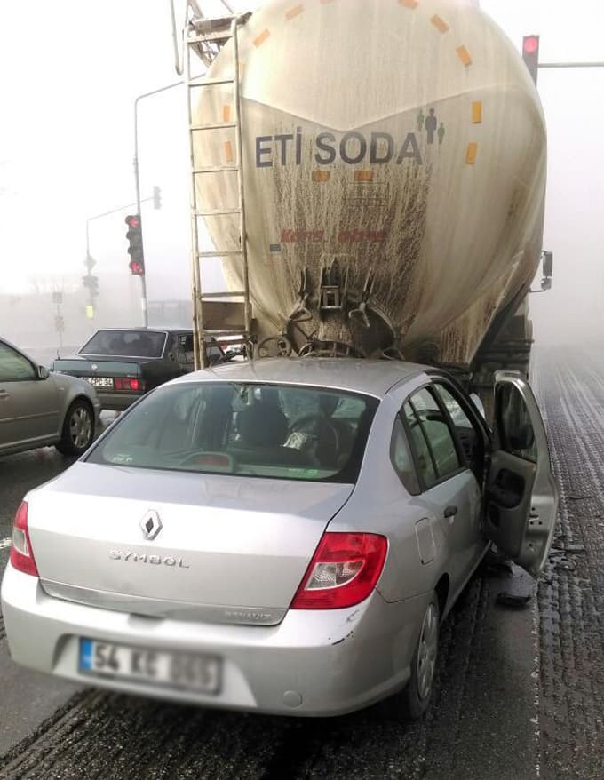 Otomobil beton miksere çarptı:2 yaralı