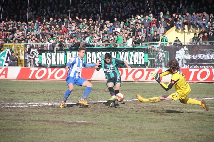 Sakaryaspor'a bir darbe de Erzurumspor'dan geldi
