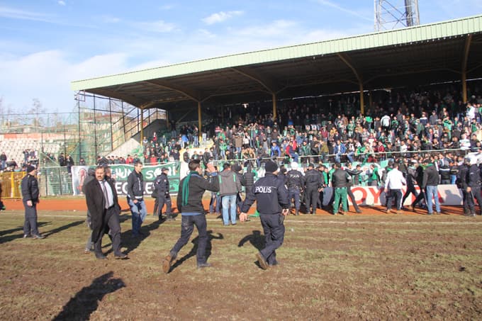 Sakaryaspor'a bir darbe de Erzurumspor'dan geldi
