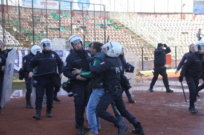 Sakaryaspor'a bir darbe de Erzurumspor'dan geldi