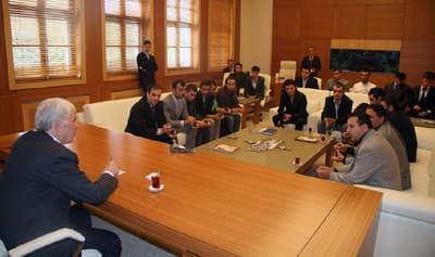 <font face="Arial" size="2">Karap&uuml;r&ccedil;ek İl&ccedil;e Teşkilatı ziyaretinin ardından AK Parti Erenler Gen&ccedil;lik Kolları da, Başkan Aziz Duran&rsquo;ı ziyaret etti. Gen&ccedil;leri kapıda karşılayan Başkan Duran, g&ouml;reve yeni se&ccedil;ilen Başkan Harun Baykan&rsquo;ı ve y&ouml;netim kurulu &uuml;yelerini tebrik etti. Yakın ilgisinden dolayı Aziz Duran&rsquo;a teşekk&uuml;r eden Gen&ccedil;lik Kolları Başkanı Harun Baykan, <font color="#333399">&ldquo;Başkanımız her zaman gen&ccedil;liğin yanında. Bunu bilmek bizi rahatlatıyor&rdquo;</font> dedi.</font>