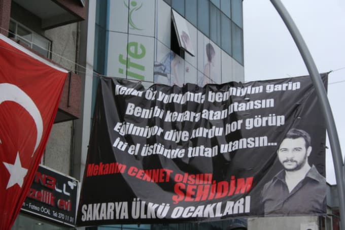 Çakıroğlu'nun öldürülmesine pankartlı tepki