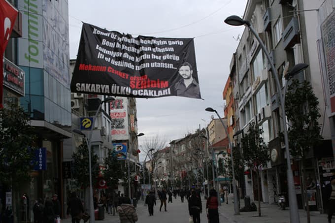 Çakıroğlu'nun öldürülmesine pankartlı tepki