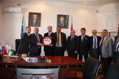 <p><strong><font face="arial,helvetica,sans-serif" size="2">B&uuml;y&uuml;kel&ccedil;iye Ziyaret</font></strong></p><p><font face="arial,helvetica,sans-serif" size="2"><font face="arial,helvetica,sans-serif">Heyet, &Ouml;zbekistan&acute;daki programın ilk g&uuml;n&uuml;nde &Ouml;zbekistan B&uuml;y&uuml;kel&ccedil;isi Kemal Asya&acute;yı ziyaret etti. B&uuml;y&uuml;kel&ccedil;i Asya, T&uuml;rk Belediyeleri'nin b&ouml;yle bir programla &Ouml;zbekistan&acute;da olmalarından mutluluk duyduğunu belirterek,<font color="#333399"> &quot;Belediyelerimiz sosyal belediyecilik &ccedil;alışmalarıyla gerek yurt i&ccedil;inde gerekse yurt dışında &ccedil;eşitli projelere imza atıyorlar. &Uuml;lkemizi, yurt dışında belediyecilik &ccedil;alışmaları ve yaptıkları ortak projelerle temsil ediyorlar. T&uuml;rkiye, yurt dışında her alanda varlığını g&ouml;steriyor.&quot;</font>dedi.</font> </font></p>
