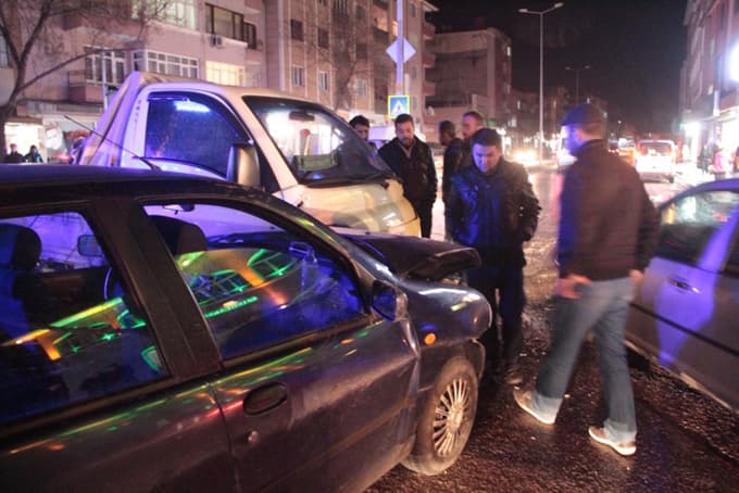Kamyonet ile otomobil çarpıştı: 5 yaralı