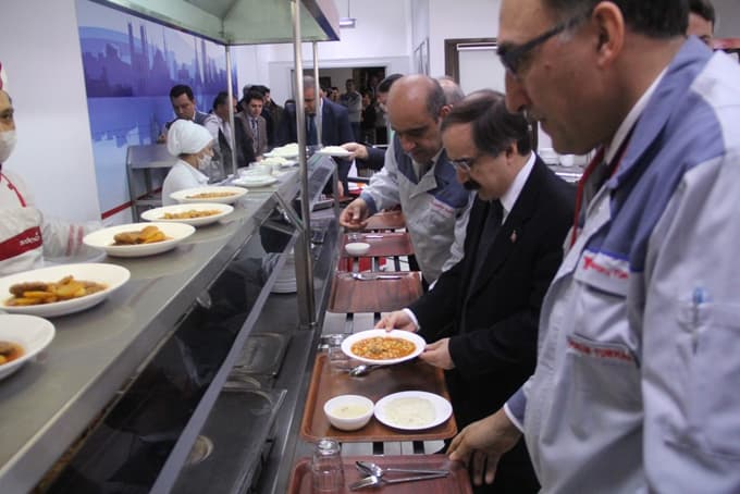 Vali Coş, Toyota Boshoku'da işçilerle yemek yedi