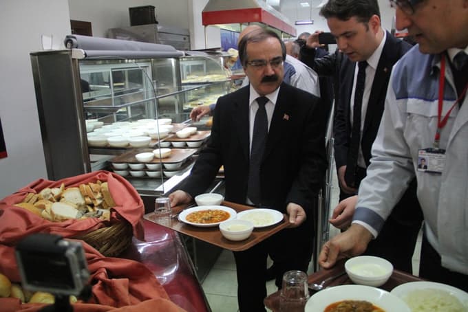 Vali Coş, Toyota Boshoku'da işçilerle yemek yedi