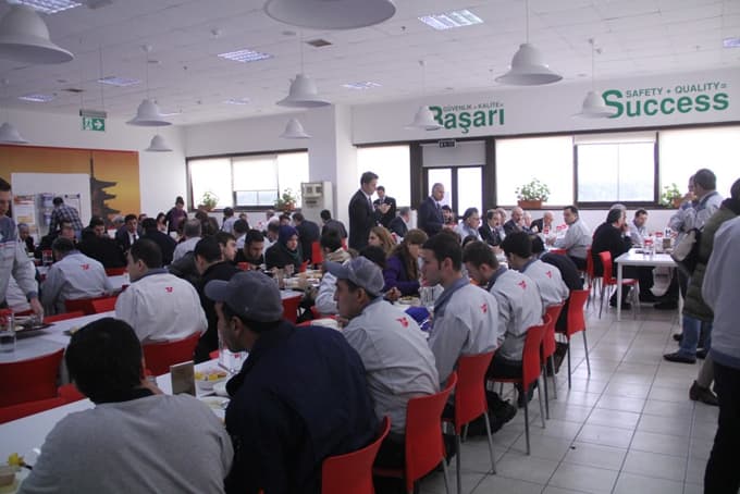 Vali Coş, Toyota Boshoku'da işçilerle yemek yedi