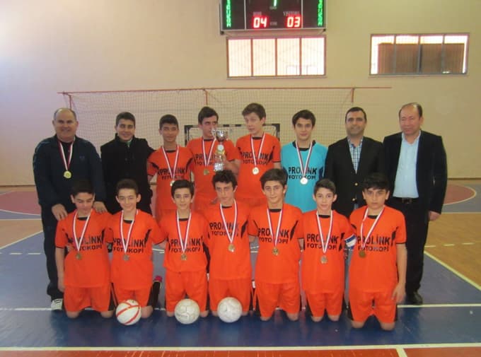 Futsalda şampiyon Mithatpaşa Ortaokulu oldu