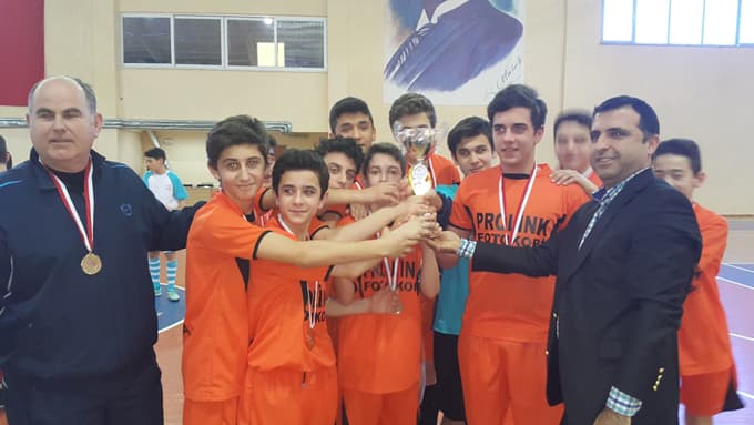 Futsalda şampiyon Mithatpaşa Ortaokulu oldu