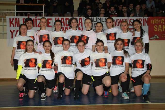 Özgecan anısına kadın hakemler futsal müsabakası düzenledi