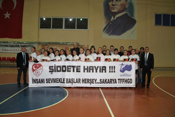 Özgecan anısına kadın hakemler futsal müsabakası düzenledi