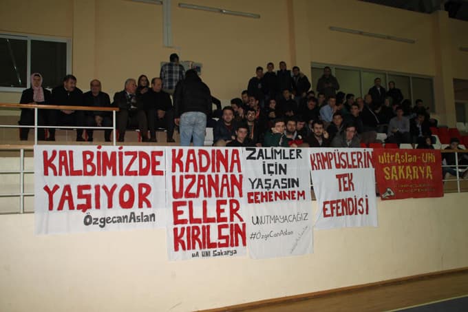 Özgecan anısına kadın hakemler futsal müsabakası düzenledi