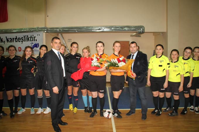 Özgecan anısına kadın hakemler futsal müsabakası düzenledi