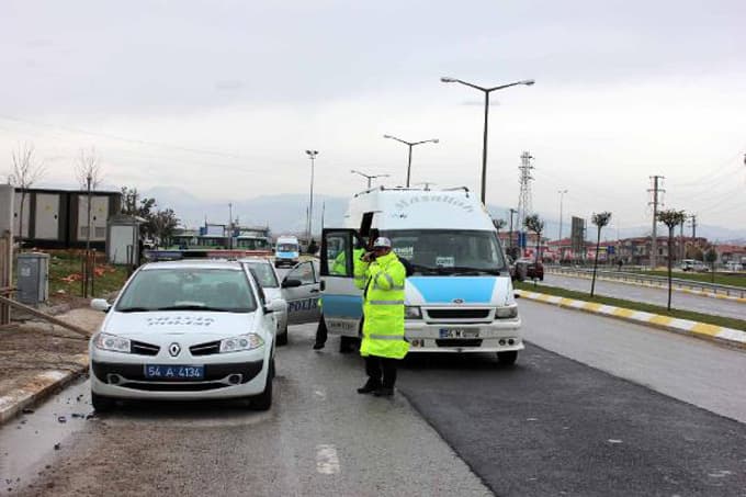Trafik ekiplerinden minibüs ve dolmuşlara denetim