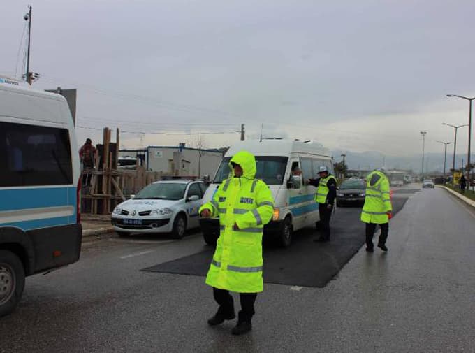Trafik ekiplerinden minibüs ve dolmuşlara denetim