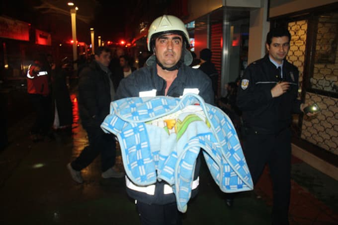 Şehir merkezinde yangın, 6 kişi dumandan etkinlendi