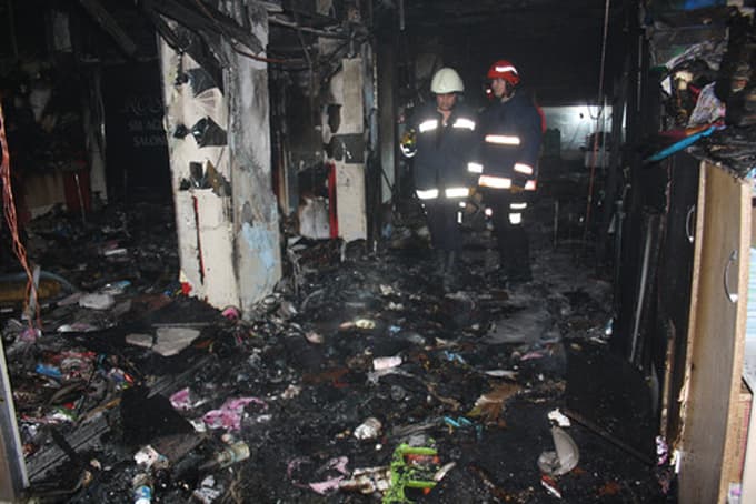Şehir merkezinde yangın, 6 kişi dumandan etkinlendi