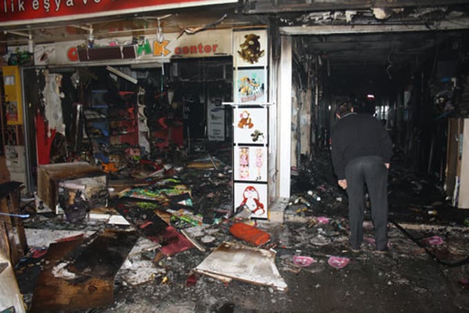 Şehir merkezinde yangın, 6 kişi dumandan etkinlendi