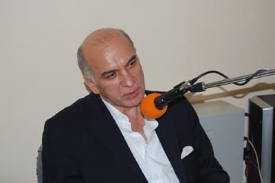 <font face="Arial"><font size="2"><strong>Serbes'ten Medyaya Sitem<br /><br /></strong>Medyanın yaklaşımını nasıl buluyorsunuz?&rdquo; sorusu &uuml;zerine CHP İl Başkanı Vahit Serbes, &ldquo;<font color="#333399">Genelde iyi olduğunu, medyanın ilgisinin her ge&ccedil;en g&uuml;n arttığını&rdquo;</font> s&ouml;yledi ve <font color="#333399">Ancak bazı gazetelerde şahsını hedef alan haberler yapıldığını, yakınları &uuml;zerinden saldırıldığını&rdquo; belirtti. Serbes, daha &ouml;nce kendisi hakkında son derece olumlu d&uuml;ş&uuml;nceler besleyenler maalesef bug&uuml;n <strong><span style="text-decoration: none">&ldquo;&uuml;&ccedil; kuruş i&ccedil;in beni satıyorlar&rdquo;</span></strong> dedi.</font> Ayrıca, bundan sonra medya konusunda daha se&ccedil;ici olacağını da s&ouml;zlerine ekledi.</font></font>