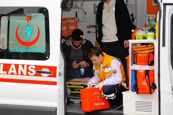 Ambulans ile otomobil çarpıştı 1 kişi yaralandı
