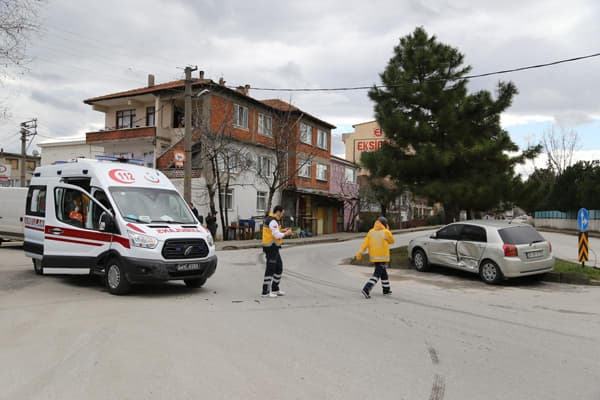 Ambulans ile otomobil çarpıştı 1 kişi yaralandı