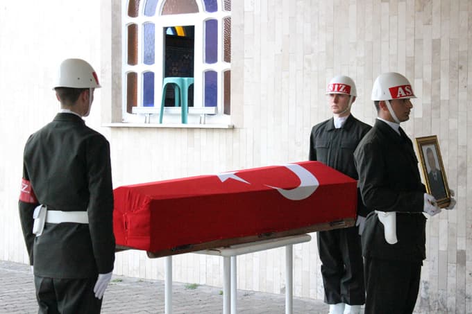 Kamarasında ölü bulunan astsubay askeri toprağa verildi