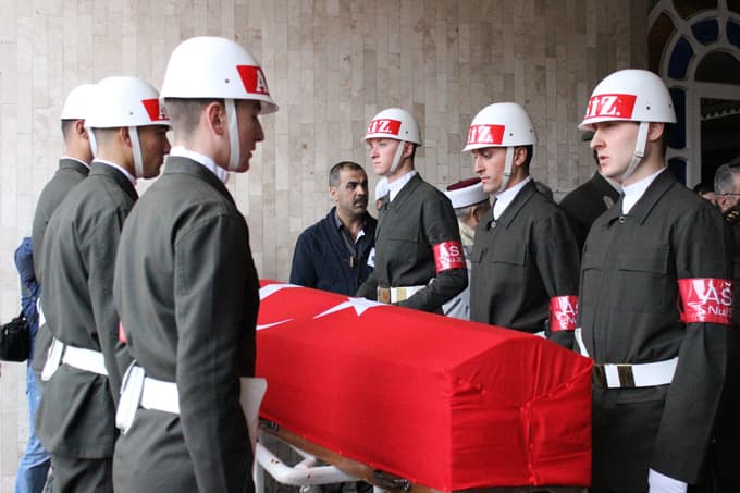 Kamarasında ölü bulunan astsubay askeri toprağa verildi