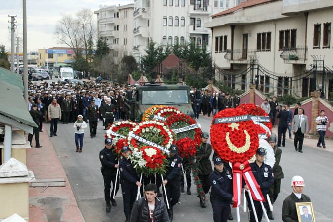 Kamarasında ölü bulunan astsubay askeri toprağa verildi