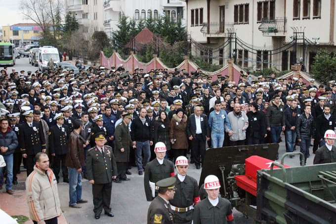 Kamarasında ölü bulunan astsubay askeri toprağa verildi